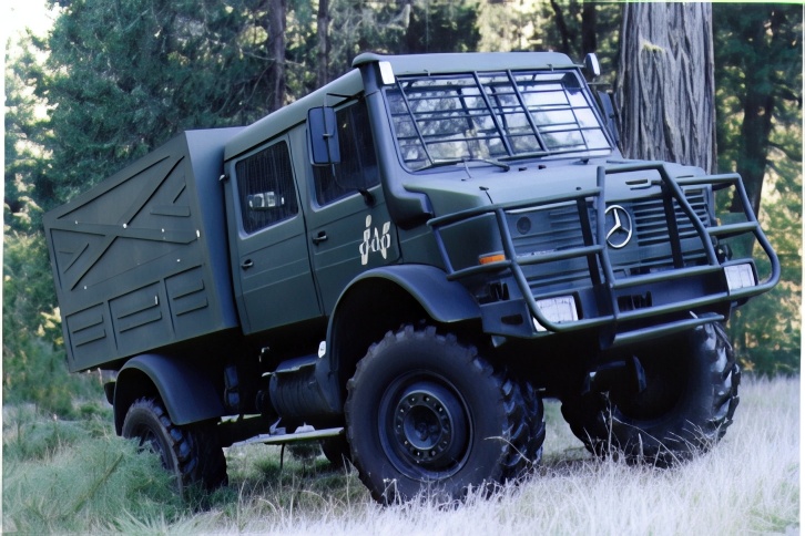 U-2450-L/38 Unimog DinoHunter as featured in The Lost World Jurassic Park film